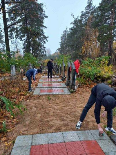 Волонтеры Ивьевского колледжа привели в надлежащее состояние воинское захоронение и братскую могилу на старом кладбище в г. Ивье