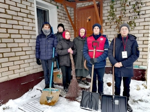 Волонтеры Белорусского Красного Креста оказывают помощь в очистке придворовых территорий от снега