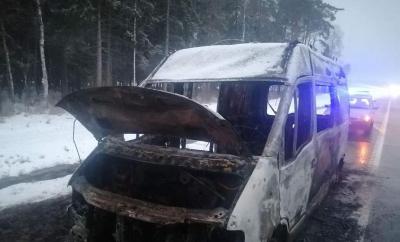 В Ивьвском районе микроавтобус загорелся во время движения
