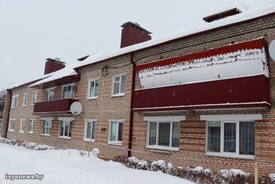 ФОТОФАКТ. Козырек над балконом одного из домов рухнул под тяжестью накопившегося снега
