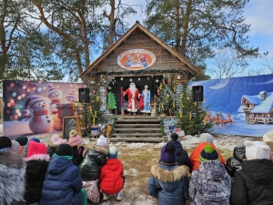 Первых гостей приняла усадьба Деда Зимника и Бабы Завирухи в Залейках