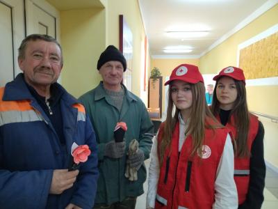 Волонтеры Красного Креста поздравили постояльцев и сотрудников отделения круглосуточного пребывания пожилых людей и инвалидов д. Лукашино