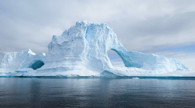 Самый крупный в мире айсберг начал движение вдоль берегов Антарктиды