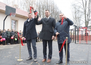 В г.п. Юратишки торжественно открыли новую  многофункциональную спортивную площадку