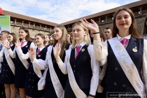 Одаренные выпускники из Ивья поучаствовали в республиканском празднике «Последний звонок»