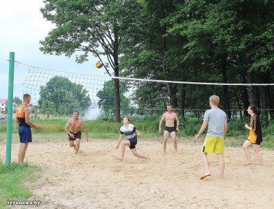 ФОТОФАКТ. Азартное состязание по пляжному волейболу состоялось на берегу пруда г.Ивье