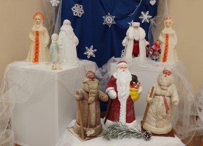 К нам в гости - раритетный дед Мороз. Новогодняя выставка фигурок Дедов Морозов и Снегурочек работает в музее национальных культур