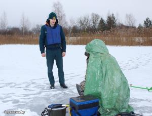 Им не страшен тонкий лед?  Сотрудники РОЧС и журналист «Iўеўскага края» провели рейд по водоемам