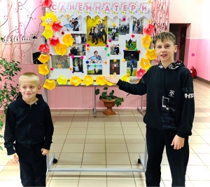 Гераненские школьники поучаствовали в акции «Школа добрых дел» и помогли оформить стенд ко Дню матери