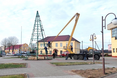 ФОТОФАКТ. На главной площади г. Ивье началась установка новогодней елки
