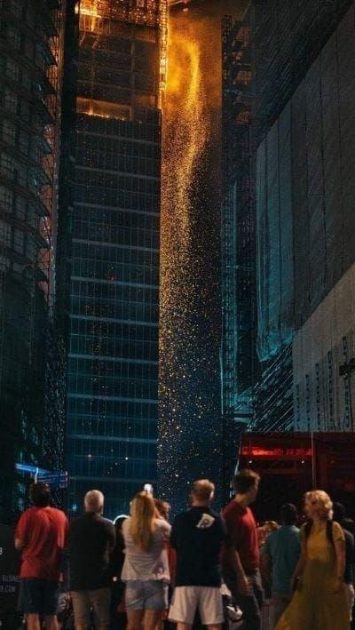 Мощный взрыв разрушил небоскреб в Варшаве