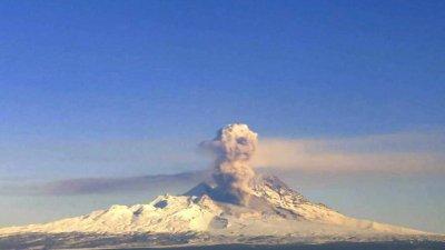 Камчатский вулкан Шивелуч выбросил пепел на высоту до четырех тысяч метров