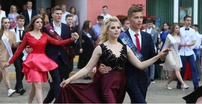 Какова стоимость выпускного в Беларуси: в моде – коктейльные платья, легкое меню и кавер-группы