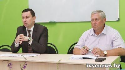 Прием граждан и прямую линию в Ивьевском районе  провел министр ЖКХ Андрей Хмель