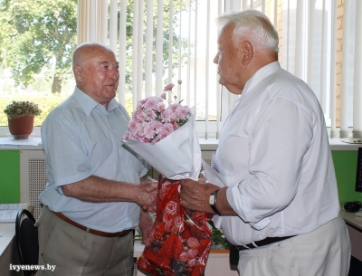В торжественной обстановке ветерана труда Иосифа Жабинского поздравили с юбилеем