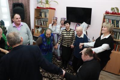Постояльцев отделения круглосуточного пребывания пожилых людей и инвалидов д. Лукашино поздравили с праздниками представители районной власти