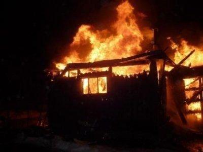Сгорела баня, гараж и хозпостройки: 4 пожара произошли за сутки