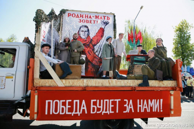 Фотофакт: В День Победы в Гродно прошел автопарад стилизованных автомобилей
