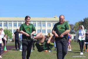 В рамках празднования Дня семьи на стадионе Ивьевской СШ прошла спортивная эстафета «Вместе за победу»