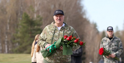 &quot;Каждый год надо привносить изюминку&quot;. Александр Лукашенко на субботнике трудится в мемориальном комплексе &quot;Хатынь&quot;