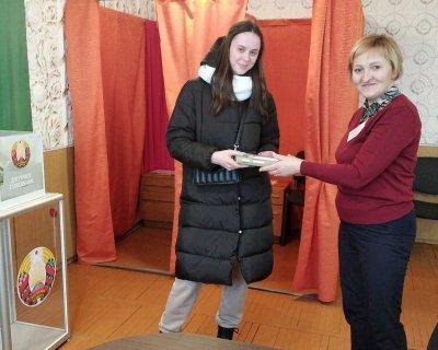Фотофакт: впервые голосующую студентку поощрили подарком