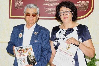 Директор Ивьевской районной библиотеки получила Почетную грамоту Международной Общественной Палаты и книги с автографом из рук легенды мирового биатлона
