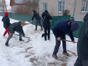 «Уберём снег вместе!». Члены БРСМ Лелюкинской СШ участвуют в волонтёрском челлендже