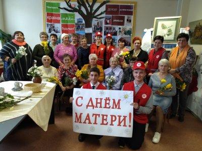 Нет ничего превыше слова – мама. Волонтеры Ивьевской районной организации Белорусского Красного Креста поздравили с Днем матери посетителей ОДПП ТЦСОН района