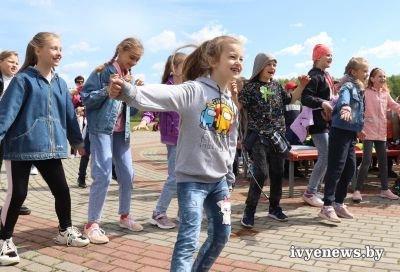 ФОТОРЕПОРТАЖ. На набережной городского озера прошел праздник, посвященный Международному дню защиты детей