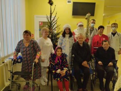 Новогоднее настроение - для всех! Главврач ЦРБ и волонтеры Красного креста посетили отделение сестринского ухода Юратишковской городской больницы