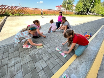Неделя молодежи и студенчества: в Ивьевском районном центре творчества детей и молодежи прошел конкурс рисунков на асфальте «Мир, который нужен нам»