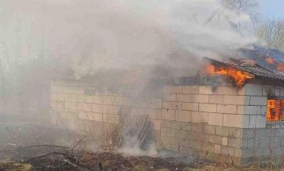 В Лидском районе горел дом из-за неосторожного сжигания мусора