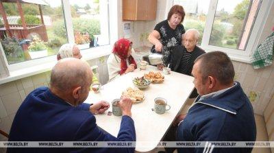 В Ивьевском районе более 1 тыс. пожилых людей получают социальную помощь