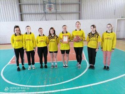 В спортивном зале Ивьевской СШ состоялось первенство района по баскетболу среди девушек