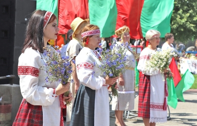 На набережной городского озера состоялось торжественное открытие праздника “Квітней Беларусь, мая родная!”