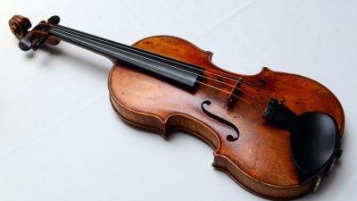 Скрипка Страдивари, на которой играл учитель музыки Эйнштейна, ушла с молотка за $15,3 млн