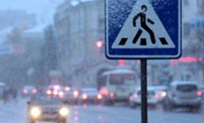 Dangerous ice. How to cross the road safely in winter