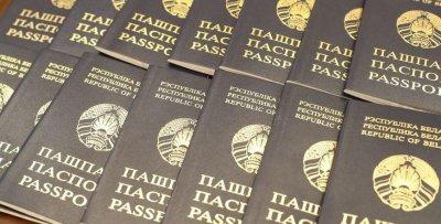 «Жить в мире и чувствовать себя в безопасности». 16 иностранцев, проживающих в Гродненской области, получили белорусское гражданство благодаря очередному указу Главы государства