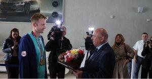 Он взял 5 золотых медалей на Паралимпиаде!  Пловец Игорь Бокий вернулся в Беларусь
