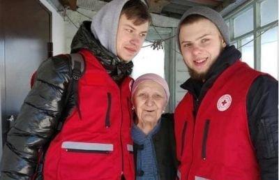 Волонтеры учреждения образования «Ивьевский ГСПЛ» с удовольствием помогают пожилым людям расчищать снег