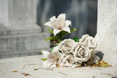 Пластиковые цветы на кладбищах - это настоящая экологическая беда