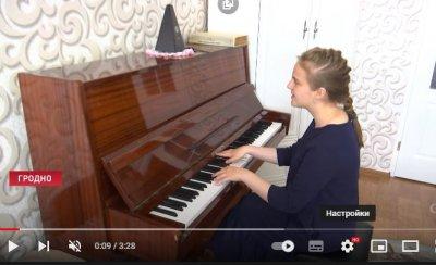 Не видит нот, но чувствует музыку. 15-летняя одаренная уроженка Ивья дала свой первый сольный концерт (+видео)