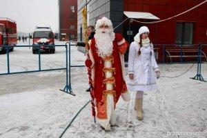 ФОТОФАКТ. Дед Мороз и Снегурочка поздравили маленьких беженцев с наступающими новогодними праздниками