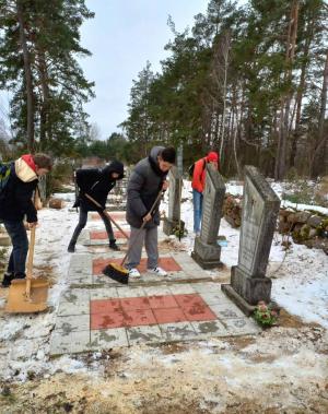 Волонтеры отряда «Твори добро» Ивьевского колледжа организовали уборку у памятников воинам ВОВ