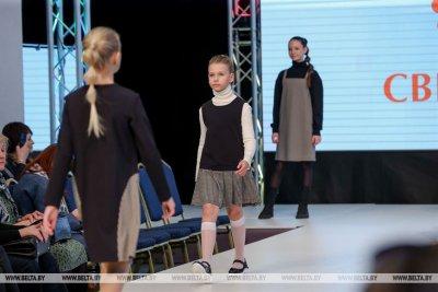 Трендовую школьную форму от белорусских дизайнеров презентовали в Национальной школе красоты