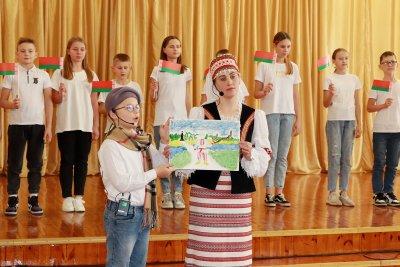 В Ивьевской СШ прошло финальное мероприятие проекта районной библиотеки «Мы рисуем Беларусь»