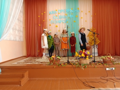 В Бакштовской средней школе имени М.Н. Черник прошла празднично--игровая программа «Как прекрасна осень на Покров»