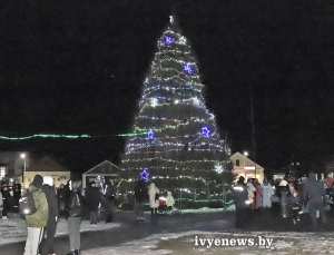 В Ивье зажгли огни на главной новогодней елке города