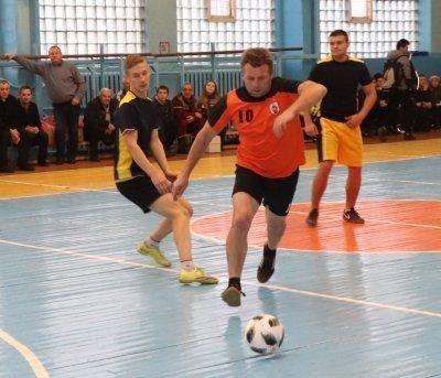 Священники, милиционеры, подростки и ветераны спортивного движения сыграли в мини-футбол