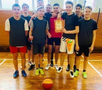 В спортивном зале Ивьевской СШ состоялось первенство района по баскетболу среди юношей